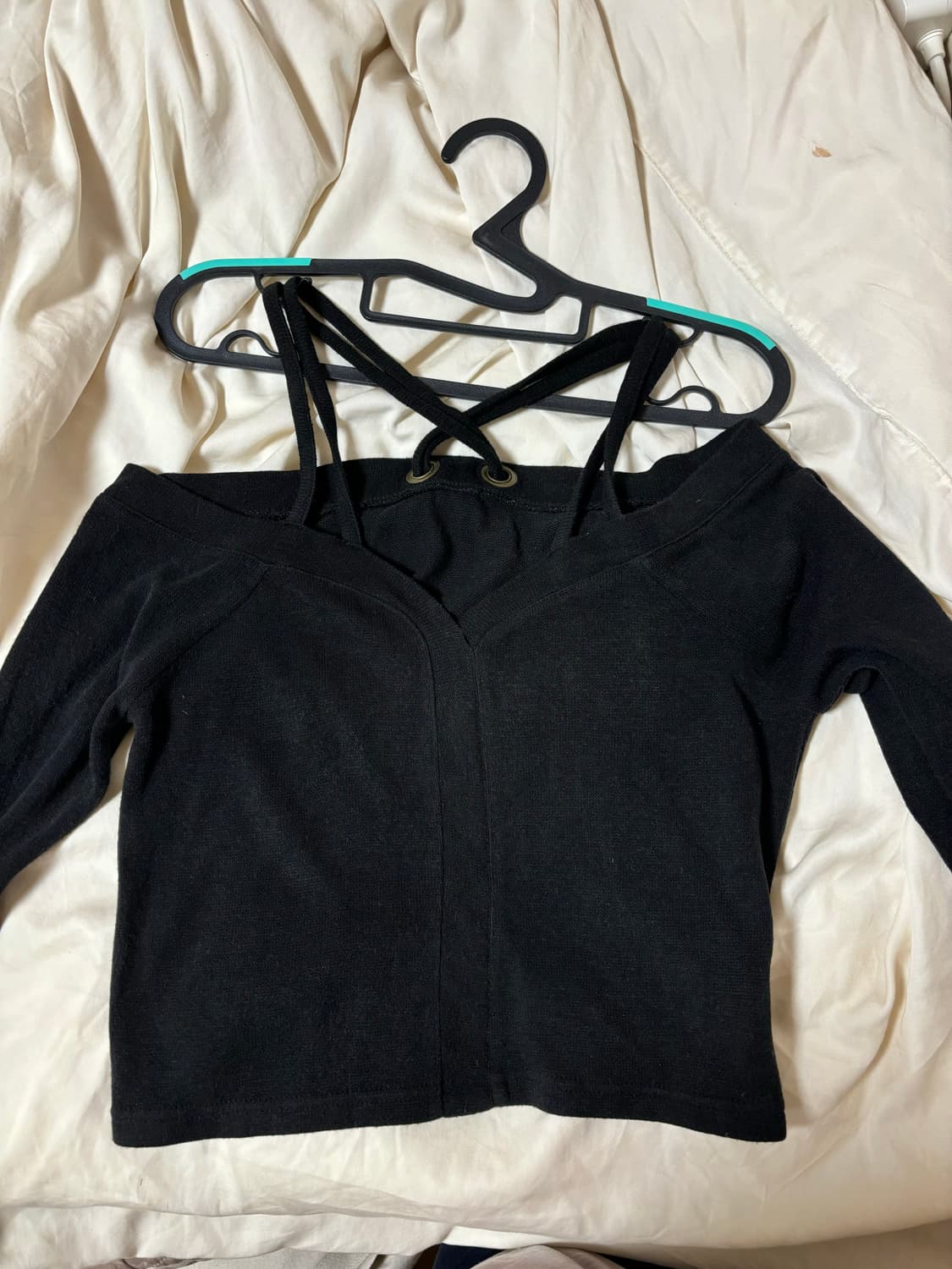 d.i.a. 다이아 크롭 오프숄더 니트 탑 블랙 리본 오네갸루 상품이미지1