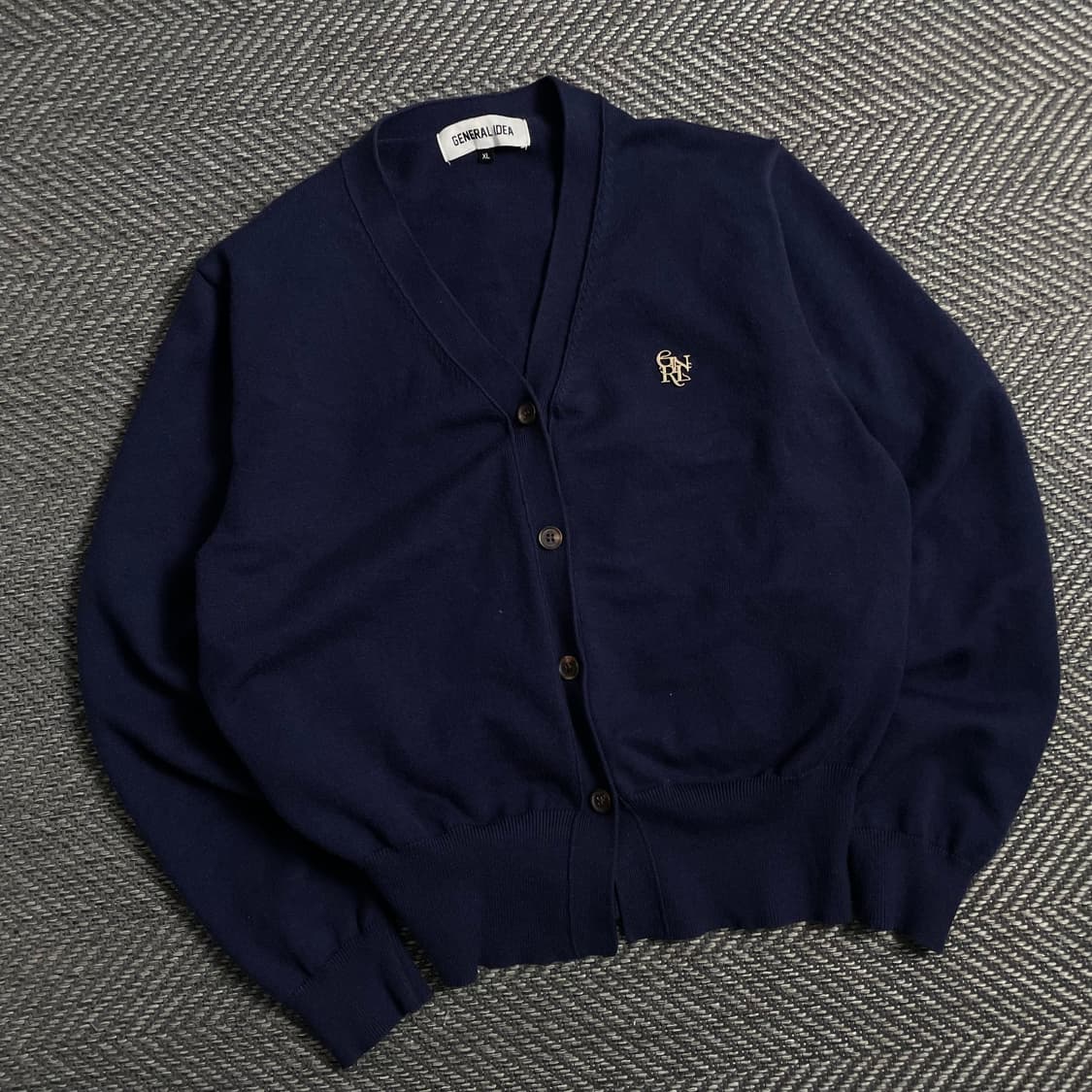 제너럴아이디어 에센셜 로고 뱃지 가디건 네이비y 5006 상품이미지1