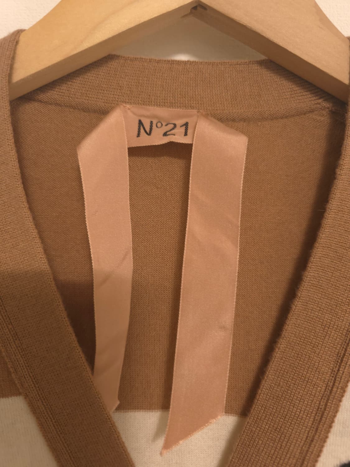 N°21 실크혼방 핑크브라운 로고 가디건 44 상품이미지2