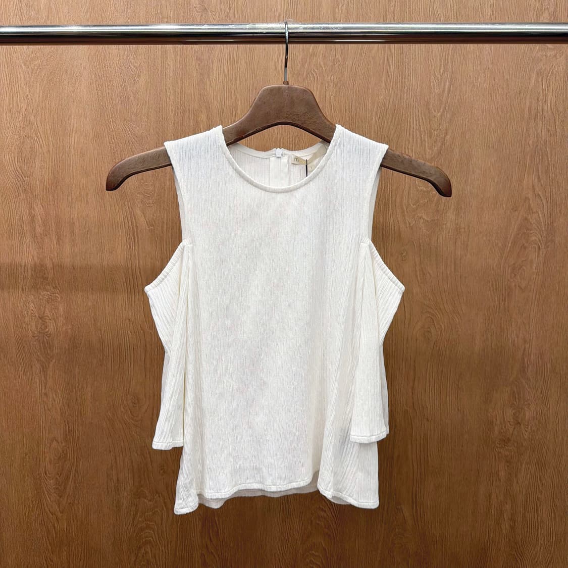 마쥬 슬리브리스 블라우스 러플 백 지퍼 디테일 레귤러핏 아이보리 상품이미지2