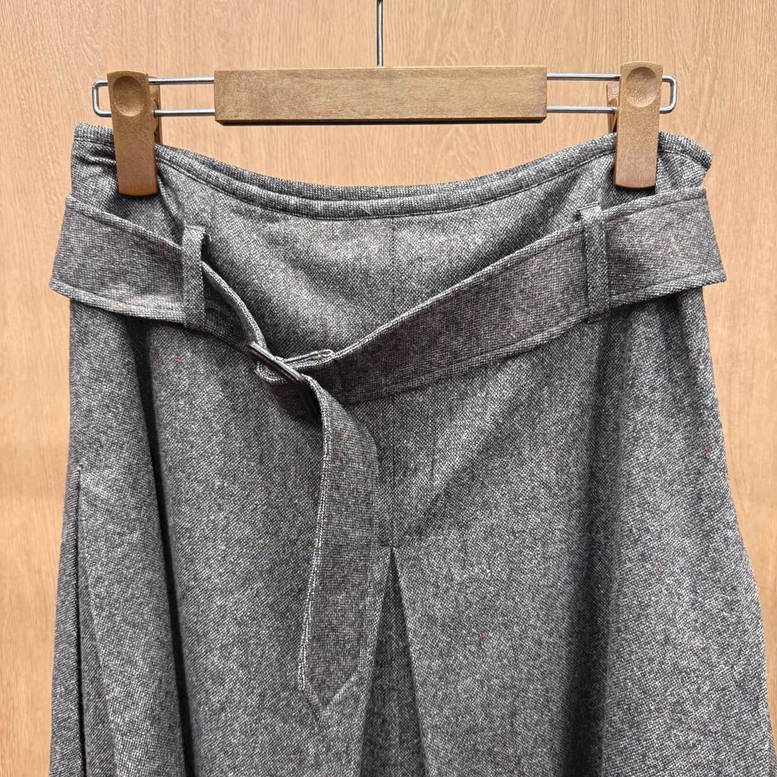 장폴고티에 팜므 울 블렌드 벨트 디테일 플리츠 미디 스커트 그레이 상품이미지4