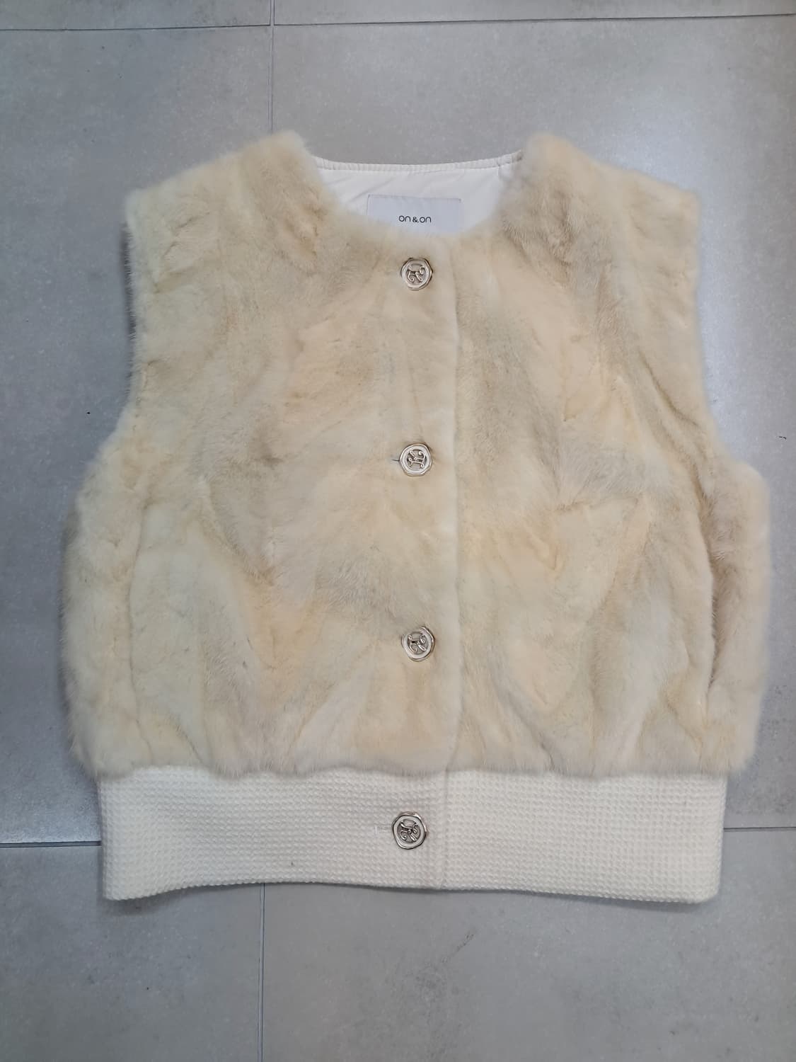 온앤온 아이보리 밍크 조끼 상품이미지1