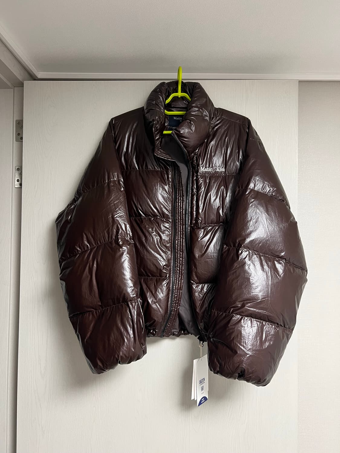 [새상품] 마뗑킴 남자 유광 패딩 브라운 상품이미지4