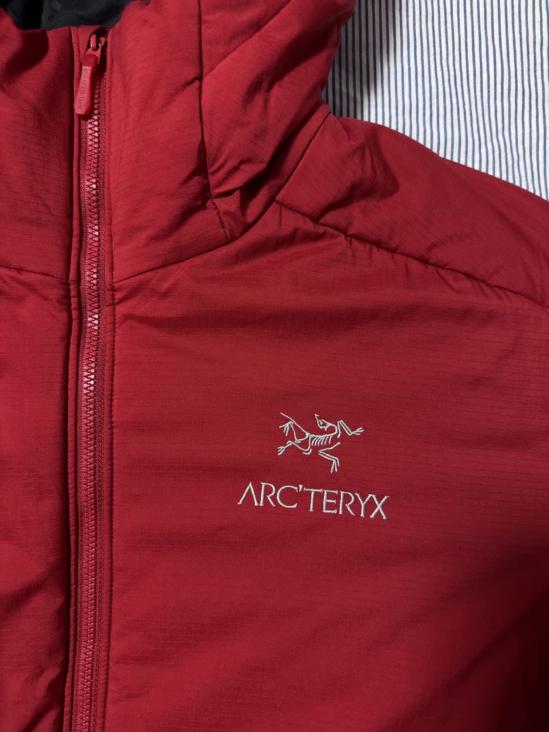 (SS급) 아크테릭스 아톰 AR 후디 보르도 M 상품이미지4