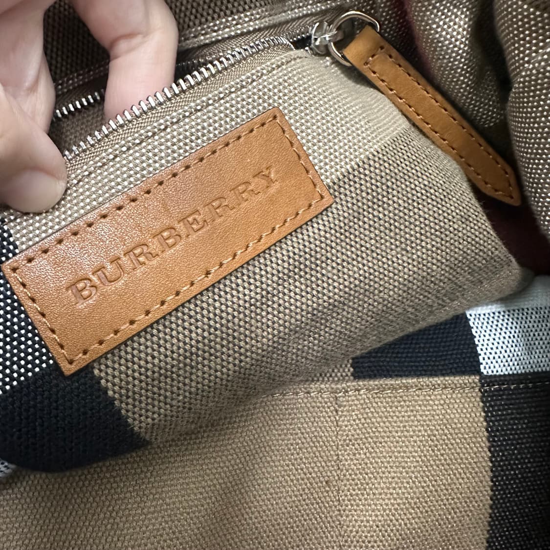 버버리 소가죽 메이드스톤 여성 토트백 3963640 상품이미지6