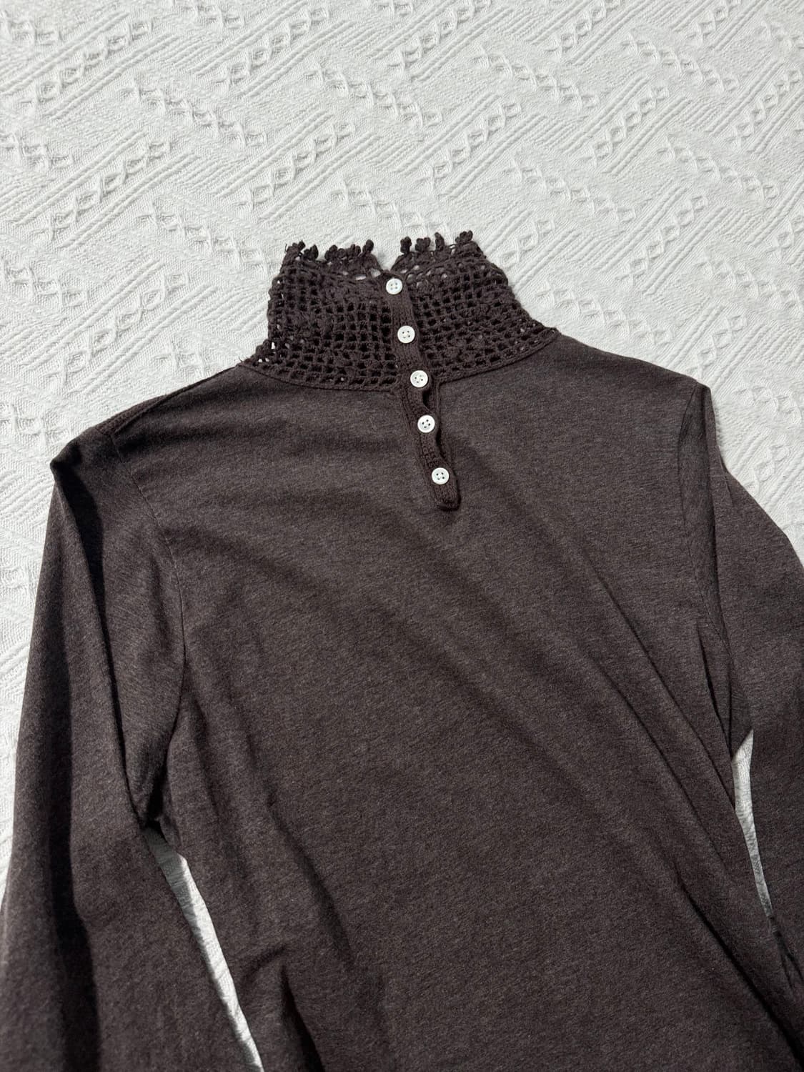 레이스 모티프 디테일 버튼 폴라 넥 티 상품이미지2