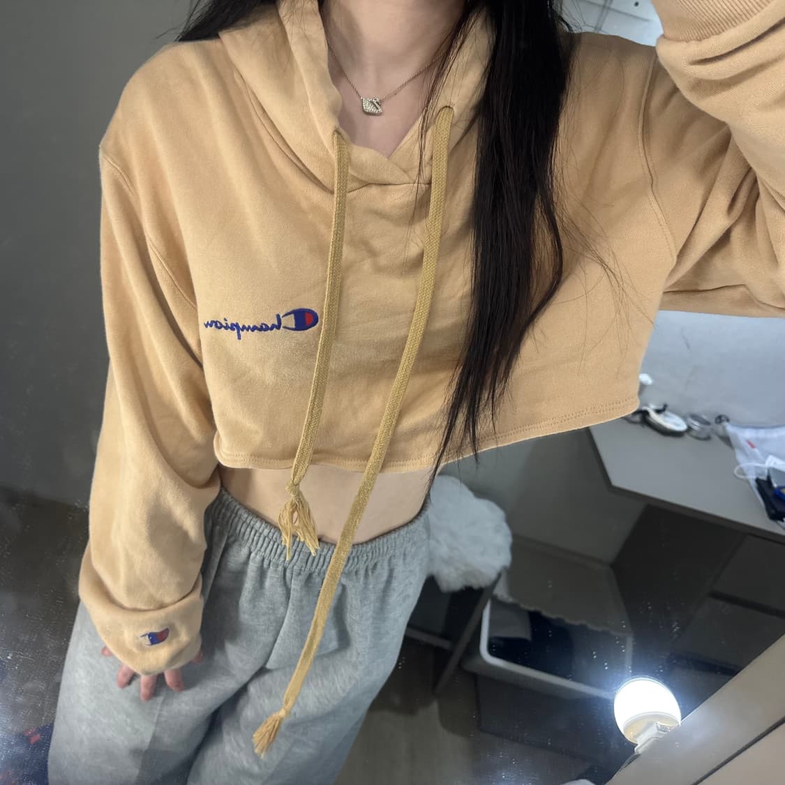 챔피온 베이지 크롭 후드티 상품이미지1