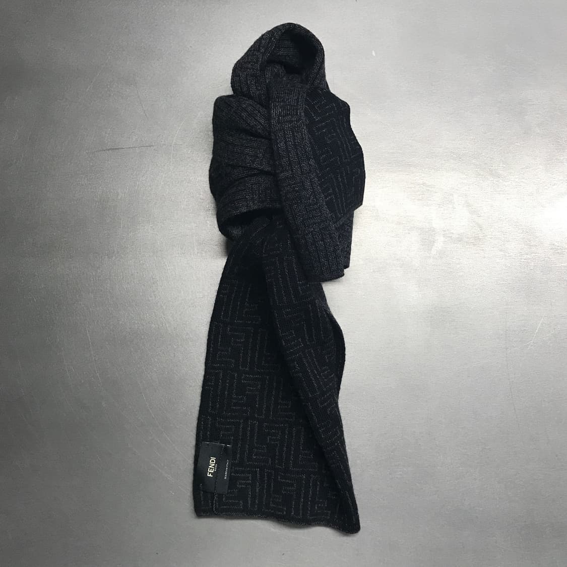 펜디 로고 머플러 블랙 상품이미지1