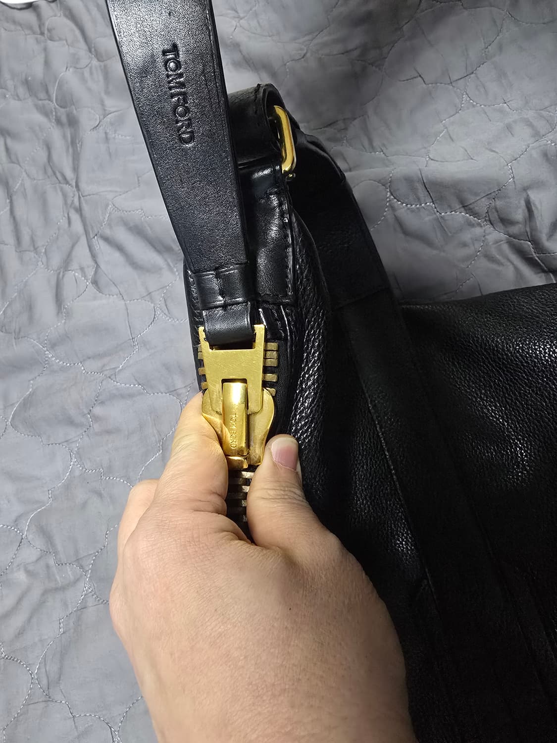 톰포드 블랙 빅 크로스백 상품이미지4