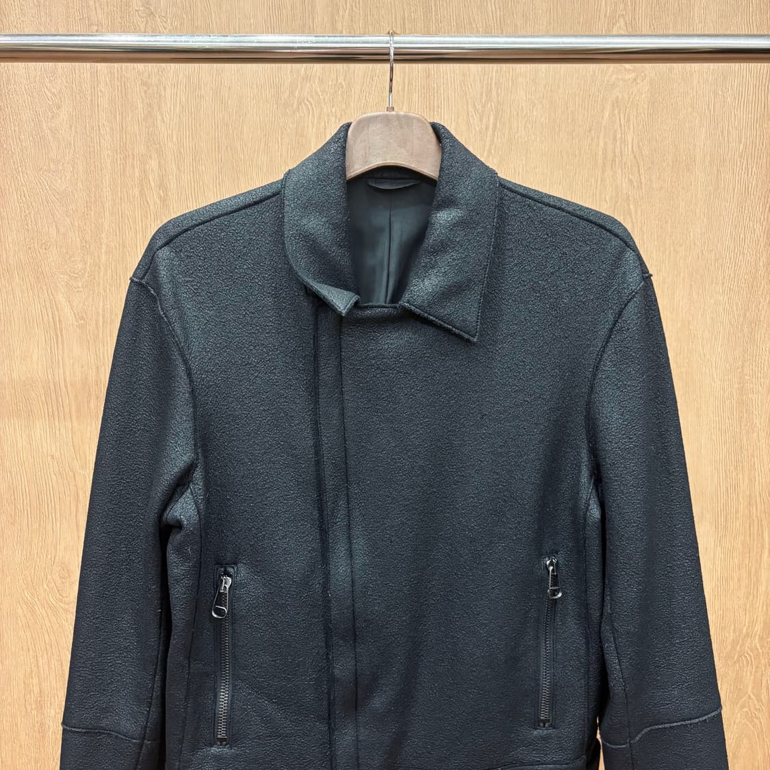 캘빈클라인 미니멀 베이직 카라 자켓 오프 센터 클로징 절개 디테일 블랙 상품이미지4