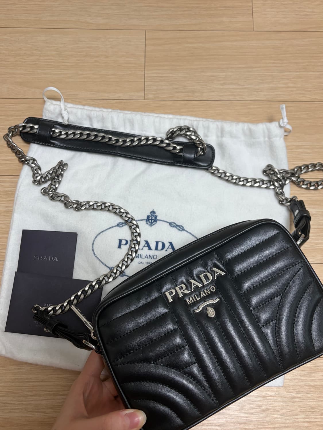 프라다 벤다이어그램 체인 카메라백 상품이미지1