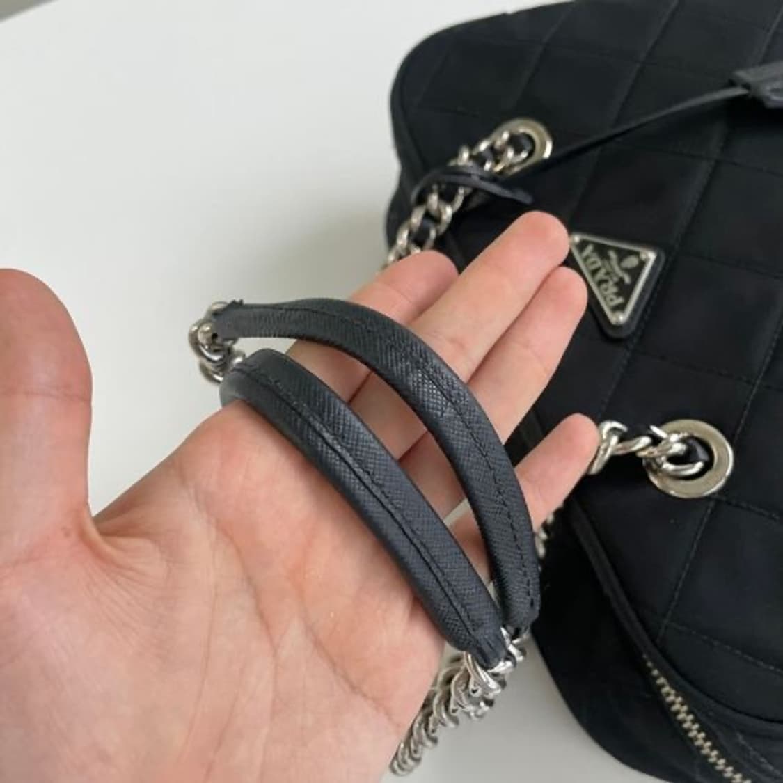 프라다 리나일론 퀼팅 숄더백 미듐사이즈 상품이미지3