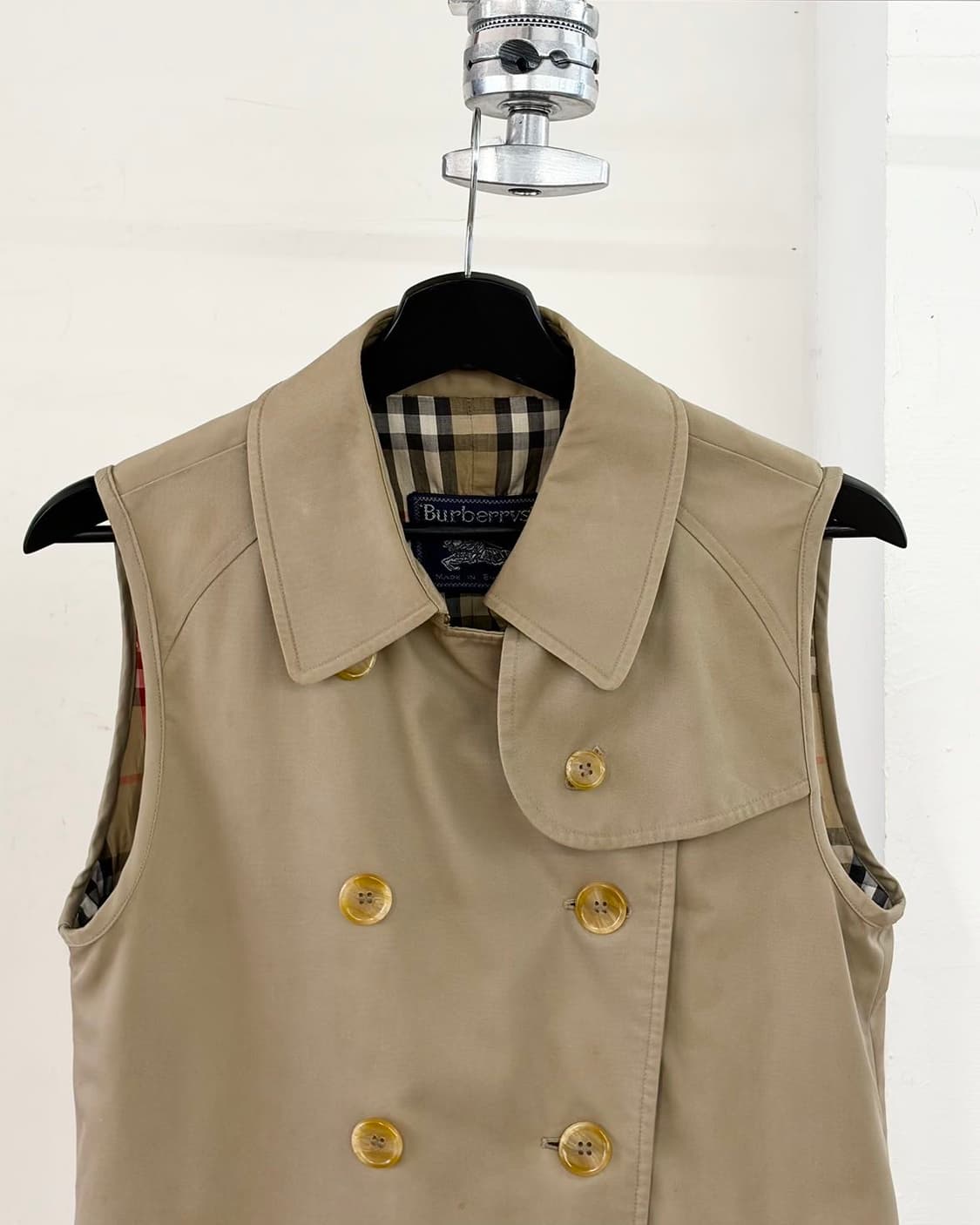 버버리 베이지 더블 브레스티드 슬리브리스 트렌치 코트 상품이미지4
