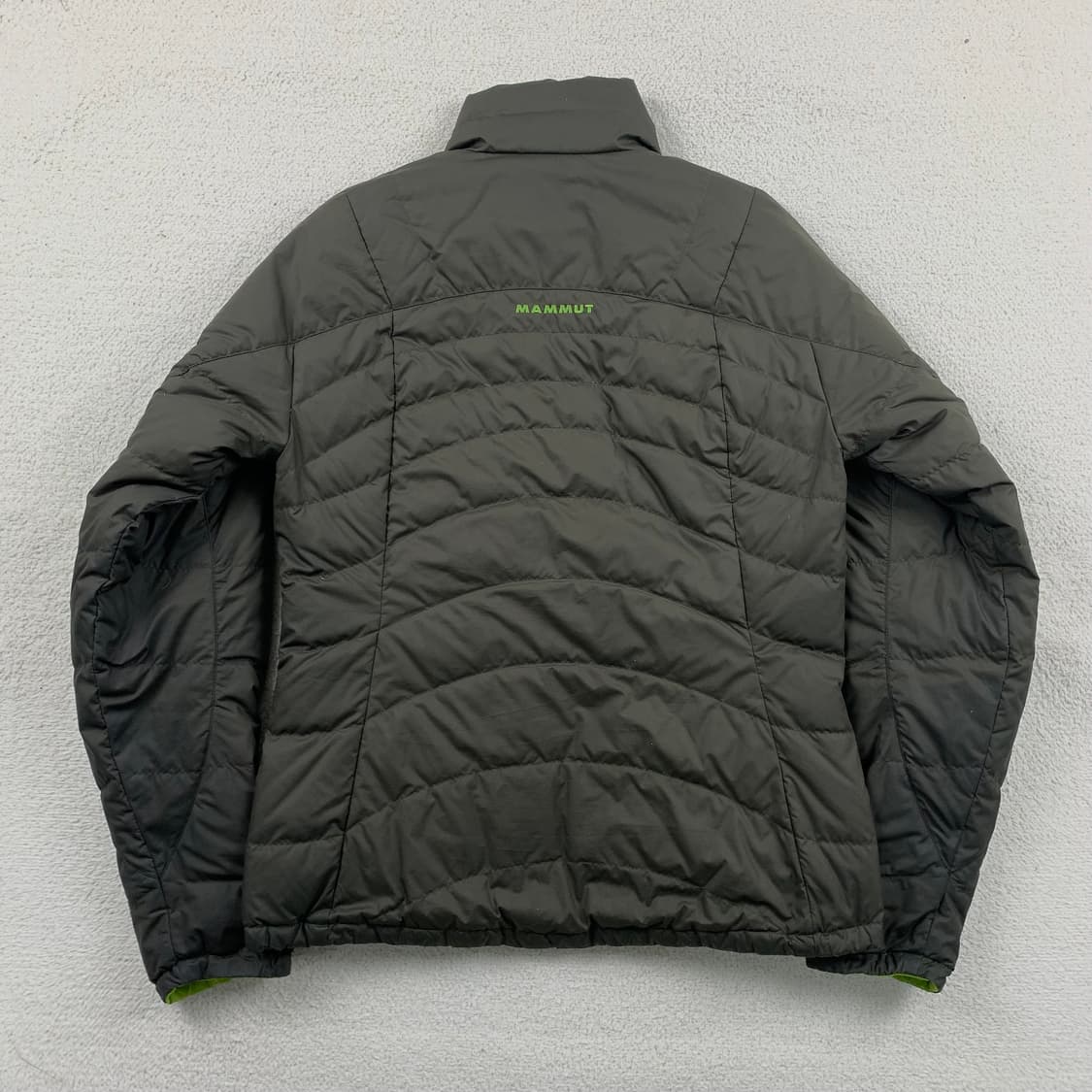 마무트 자수로고 다크브라운/네온 리버시블 덕다운 경량패딩 상품이미지2