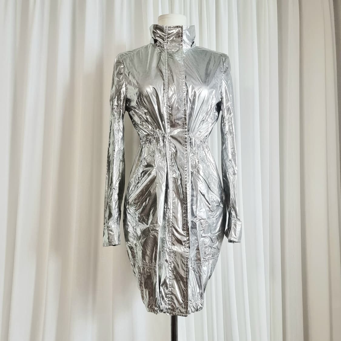 토리버치 메탈릭실버 나일론100 롱 바람막이 점퍼 자켓 (55) 상태최상 상품이미지2