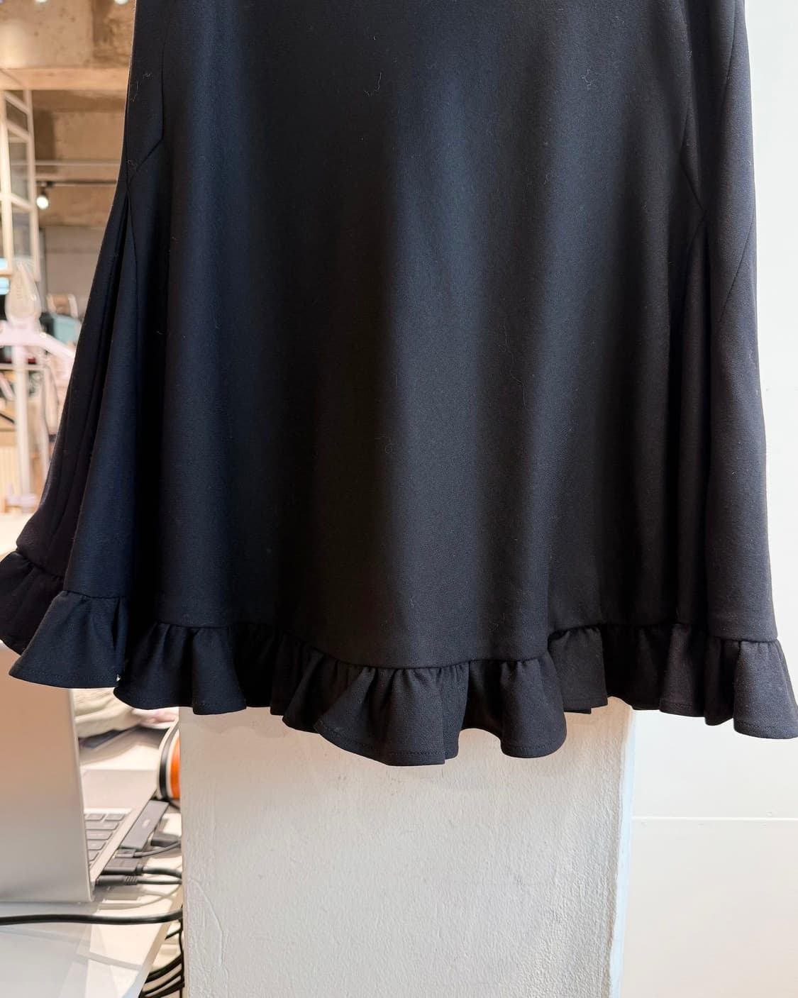 발렌시아가 블랙 프릴 미디스커트  상품이미지4