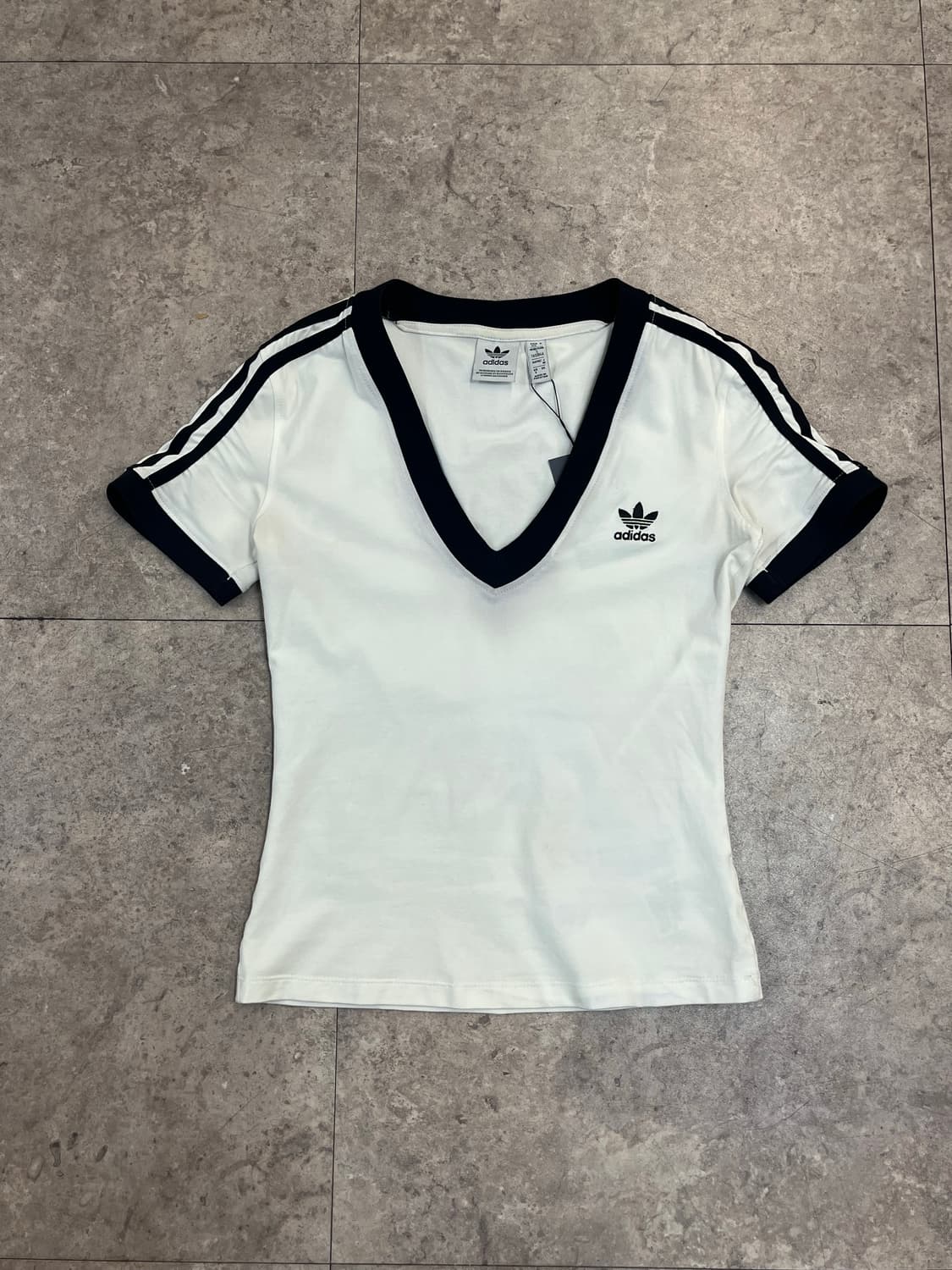 아디다스 브이넥 슬림핏 반팔티 화이트 S #csz3911 상품이미지4