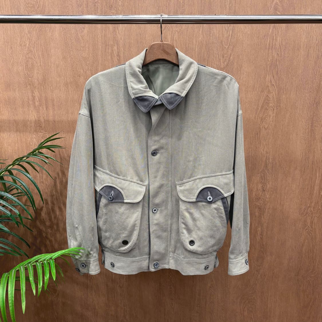  란셀 카라넥 자켓 투톤 배색 밑단 버튼 탭 후면 로고 자수 라이트 카키 상품이미지1