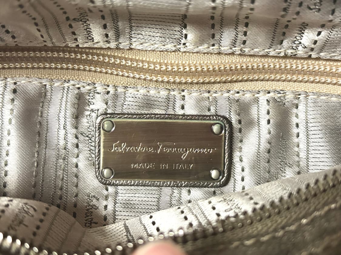 페레가모 페라가모 그레이 메탈릭 간치니 숄더백 가방 상품이미지3