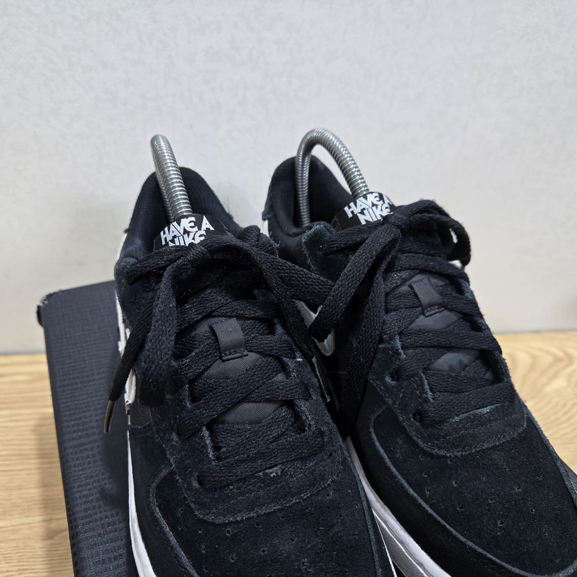 235 나이키 에어포스1 로우 검흰 스웨이드 상품이미지6