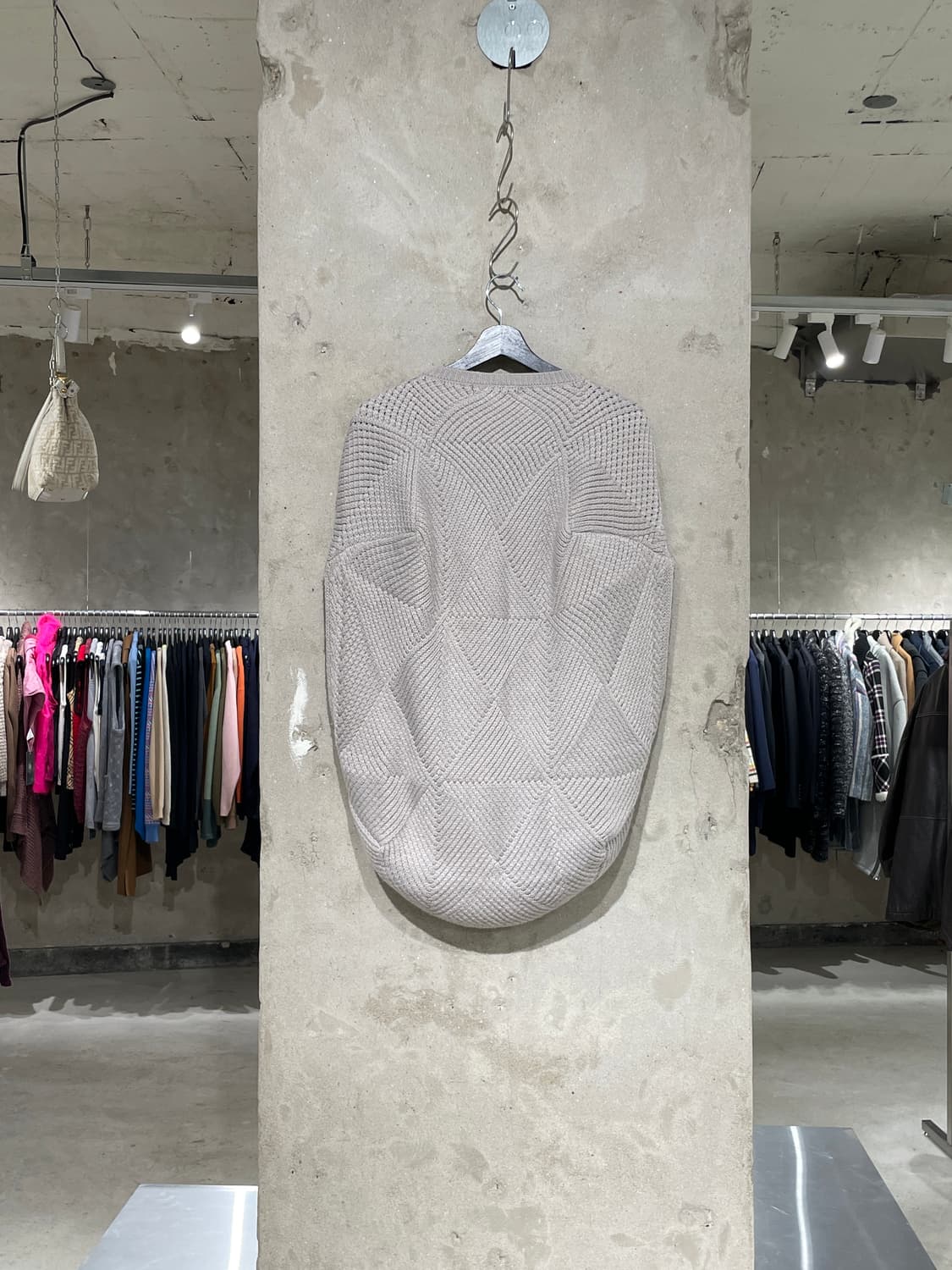 준야 와타나베 라이트 그레이 피규어 쉐입 니트 베스트 상품이미지6