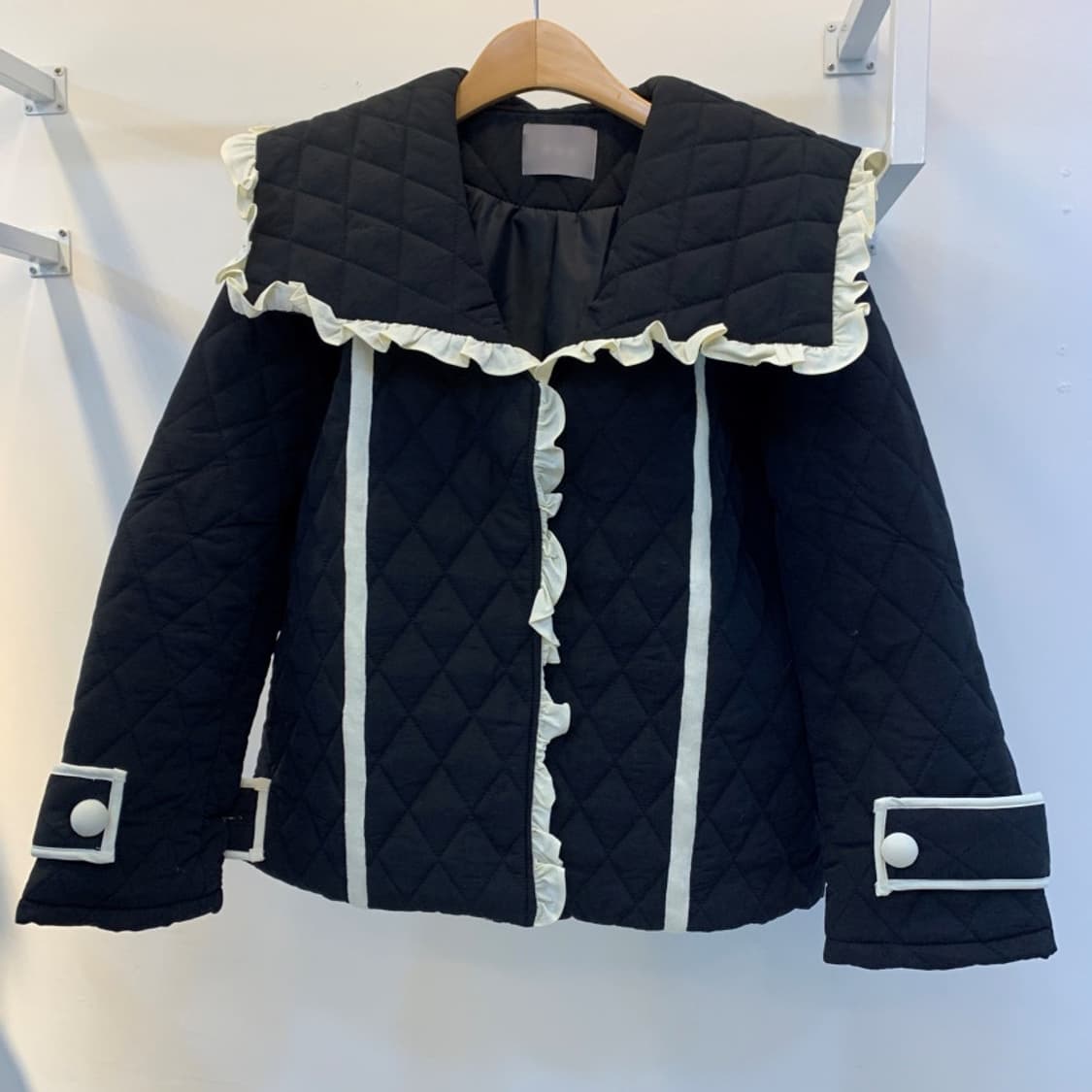 [구함] 사진 속   프릴 빅카라 누빔 구해봐요 상품이미지1