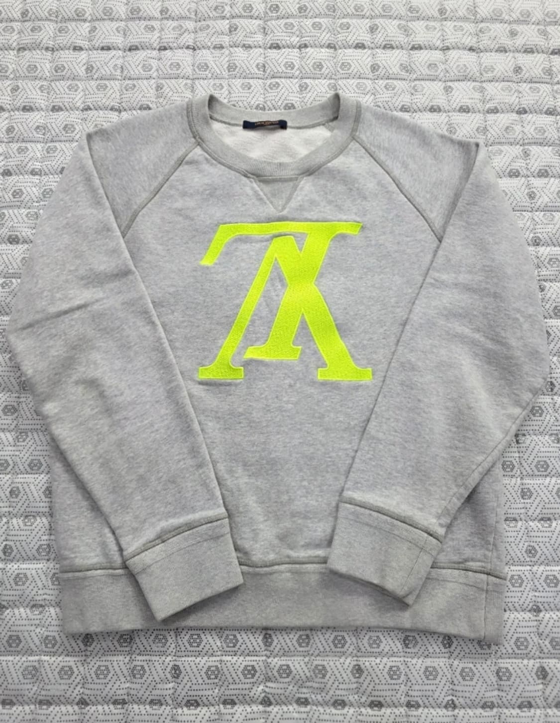 루이비통 네온 로고 맨투맨 그레이 L (드라이완료) 상품이미지2