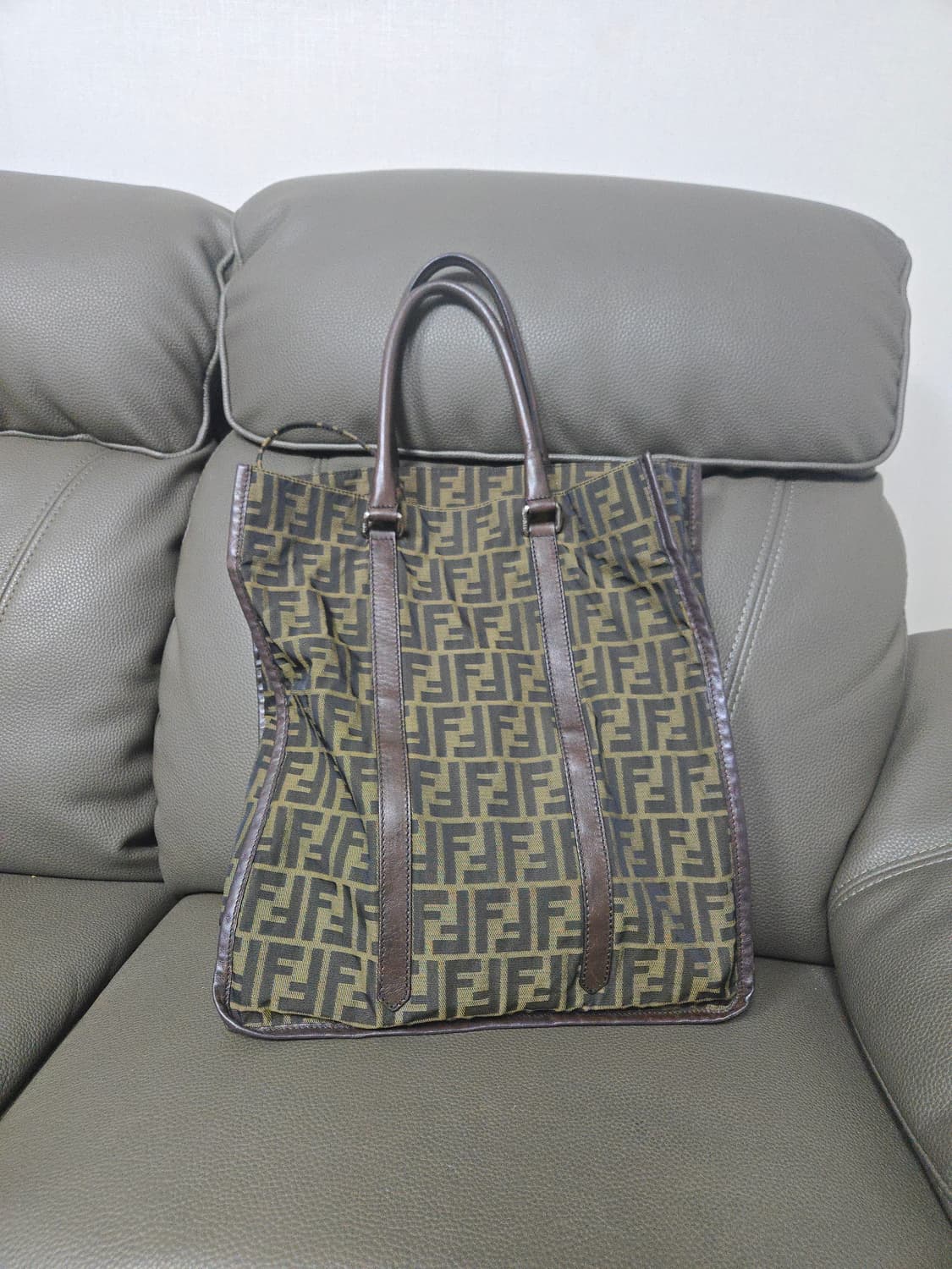 펜디 남성 FF 주카 세로백 상품이미지5