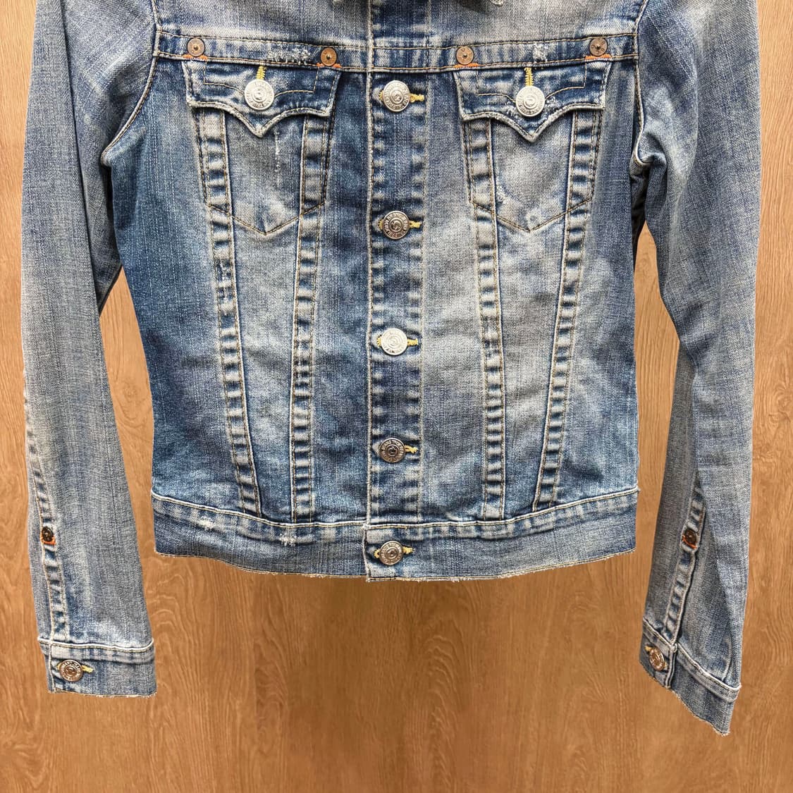 트루릴리젼 데님 자켓 플랩 포켓 골드 스티치 디테일 슬림핏 블루 상품이미지5