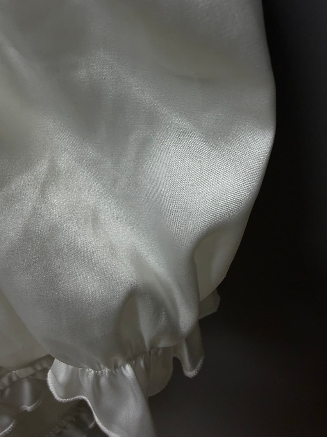 페일제이드 퍼프 새틴 블라우스 흰색 상품이미지4