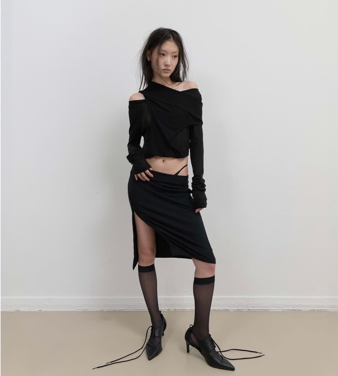 오호스 버튼 슬릿 미디 스커트 블랙 상품이미지1