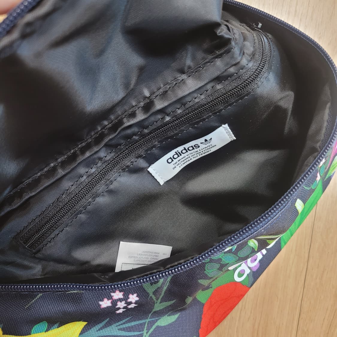 새상품 단종백 희귀템 정품) 아디다스 플라워 슬링백 웨이스트백 상품이미지5