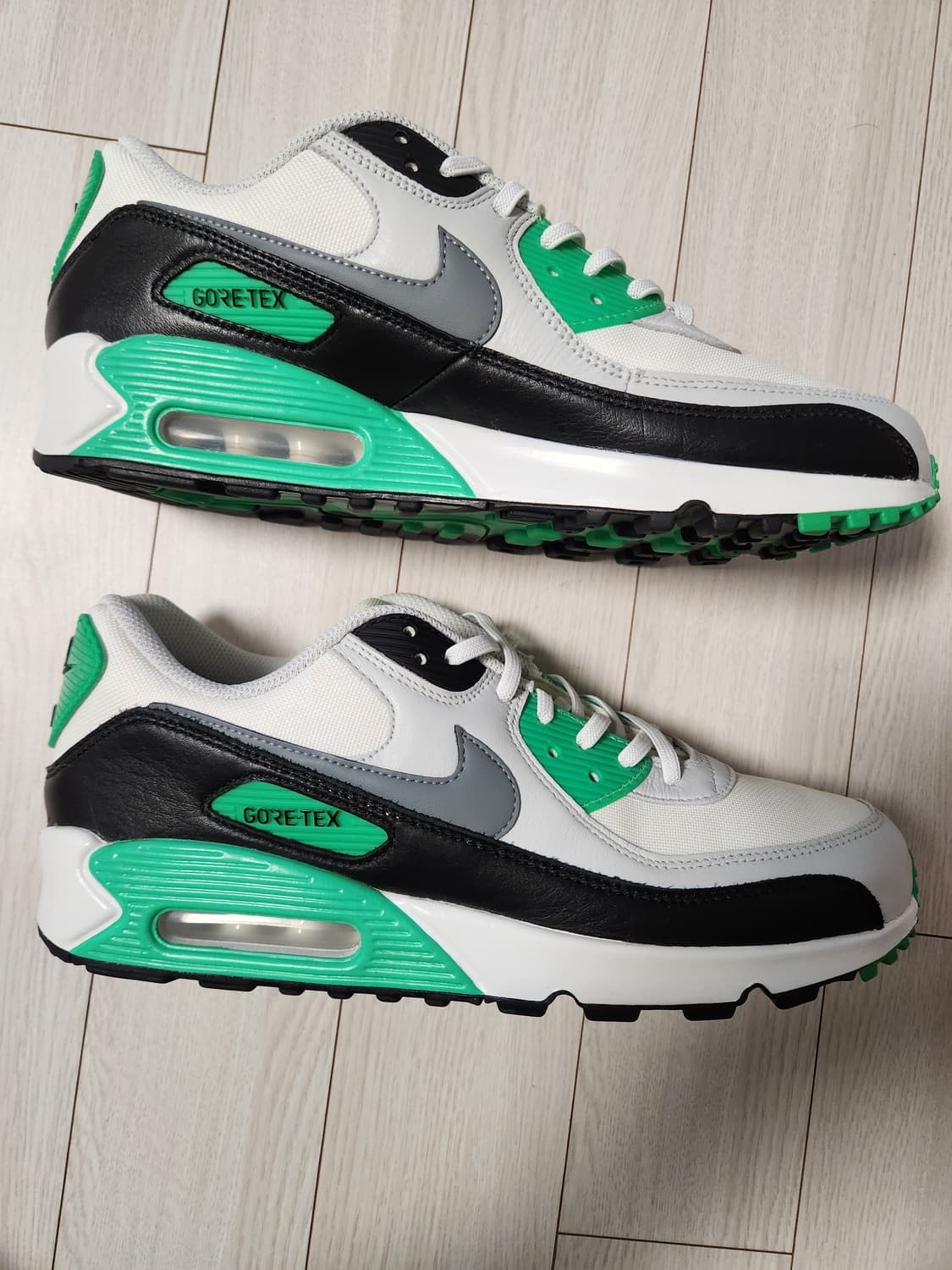 나이키 에어맥스 90 고어텍스 서밋 화이트 포톤 더스트 사이즈275

사 상품이미지5