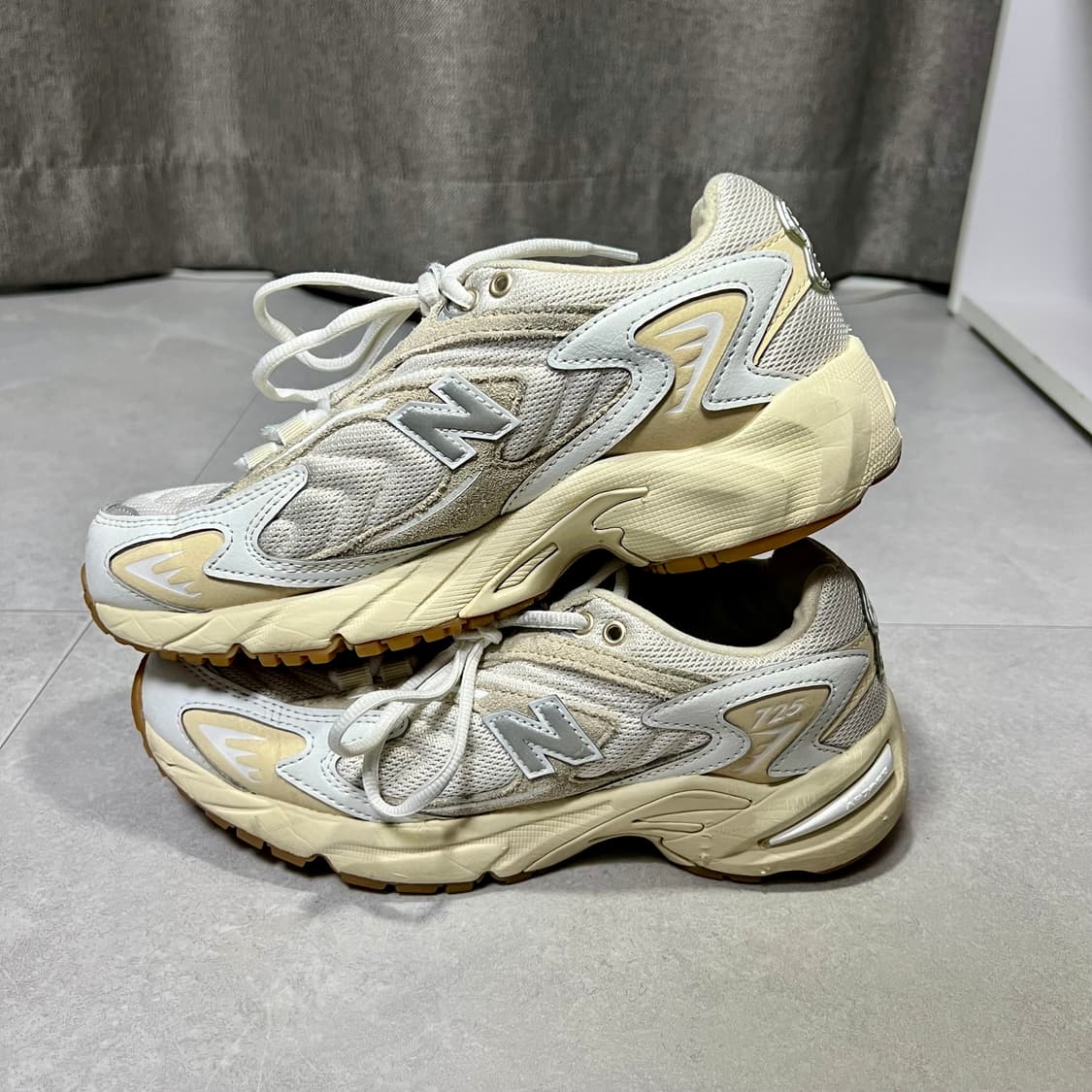 [230] 뉴발란스 725 운동화 러닝화 베이지 상품이미지1