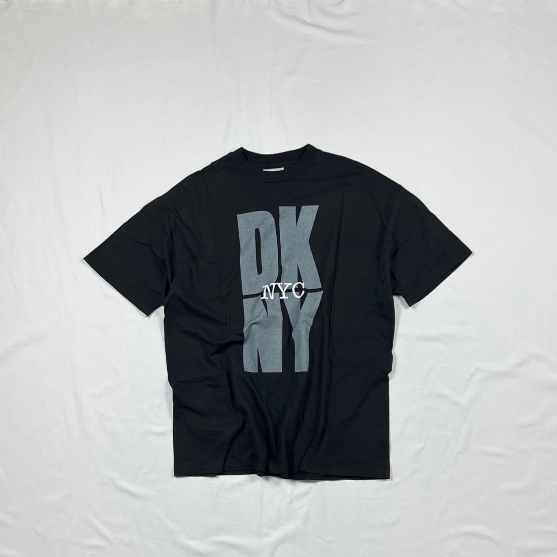 90’s 디케이앤와이 dkny nyc 스펠아웃 프린트 반팔티 상품이미지1