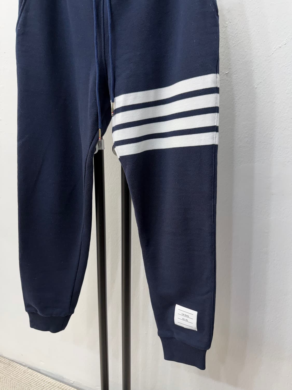 정품) 톰브라운 여성 클래식 루프백 엔지니어드 4-바 스위트팬츠 40 상품이미지3