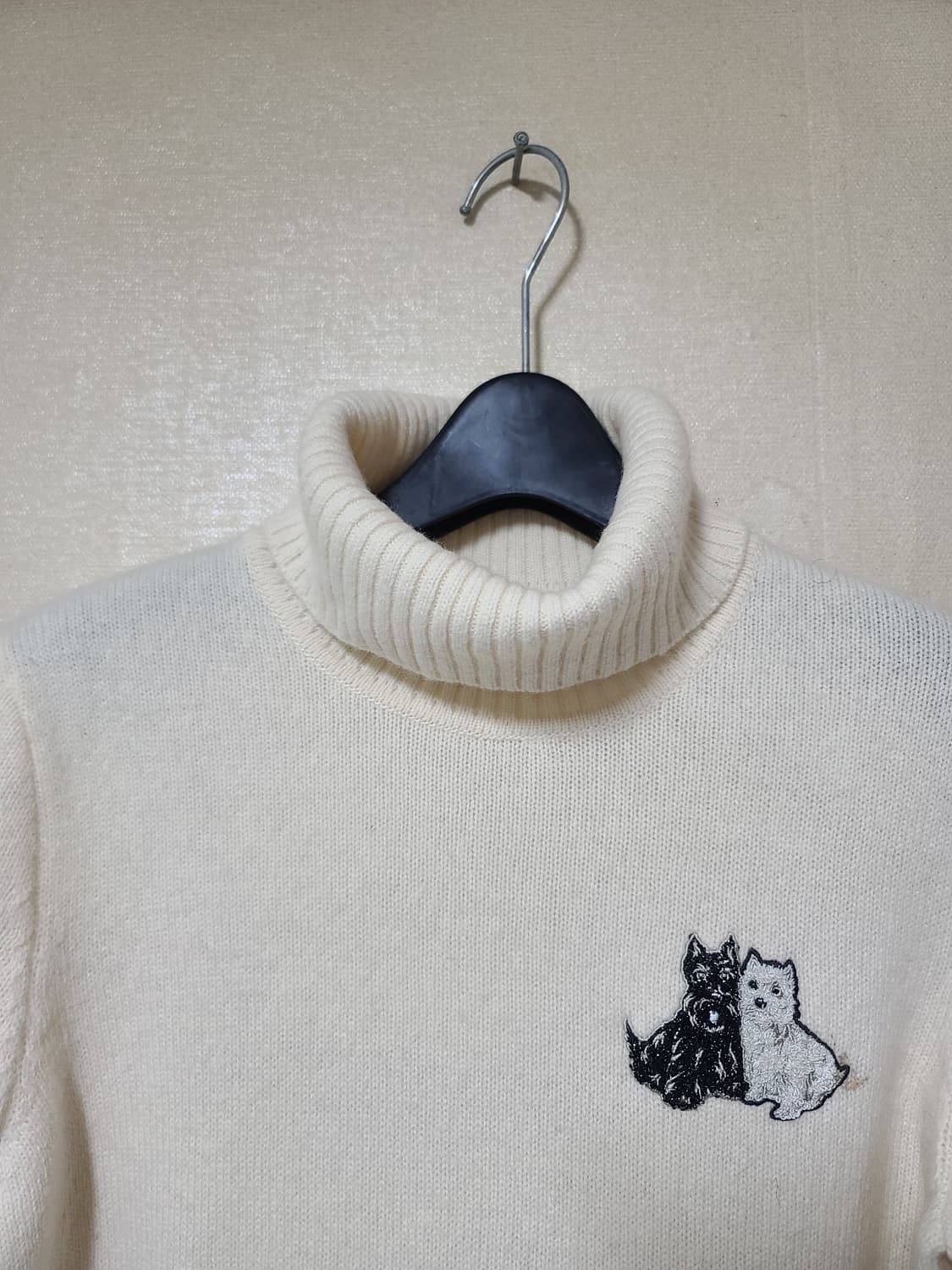 블랙앤화이트 캐시미어 혼방 터틀넥 니트 상품이미지2