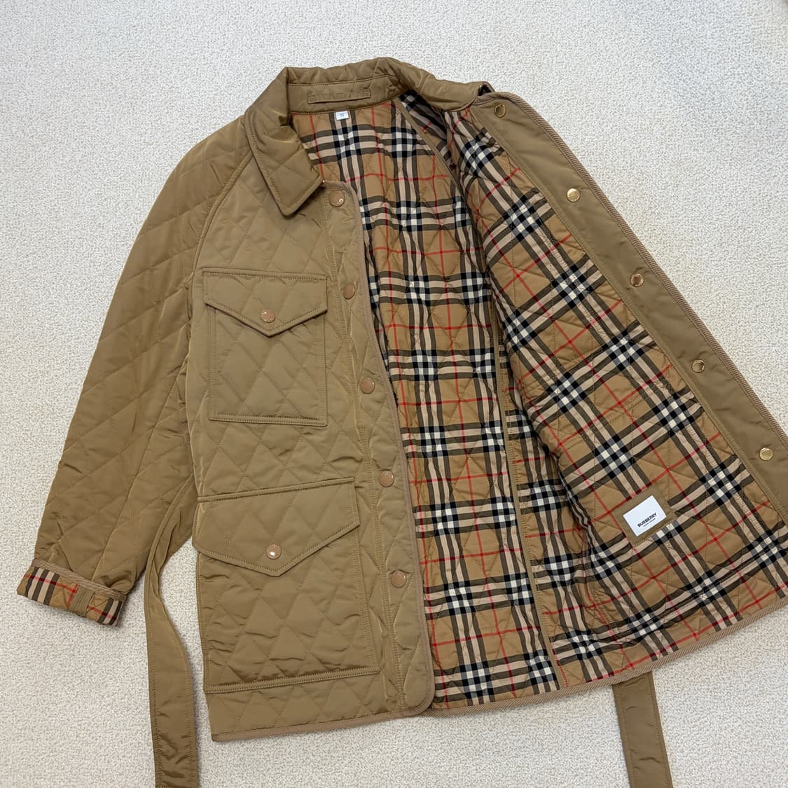 정품 버버리 퀼팅 벨티드 자켓 베이지 상품이미지4