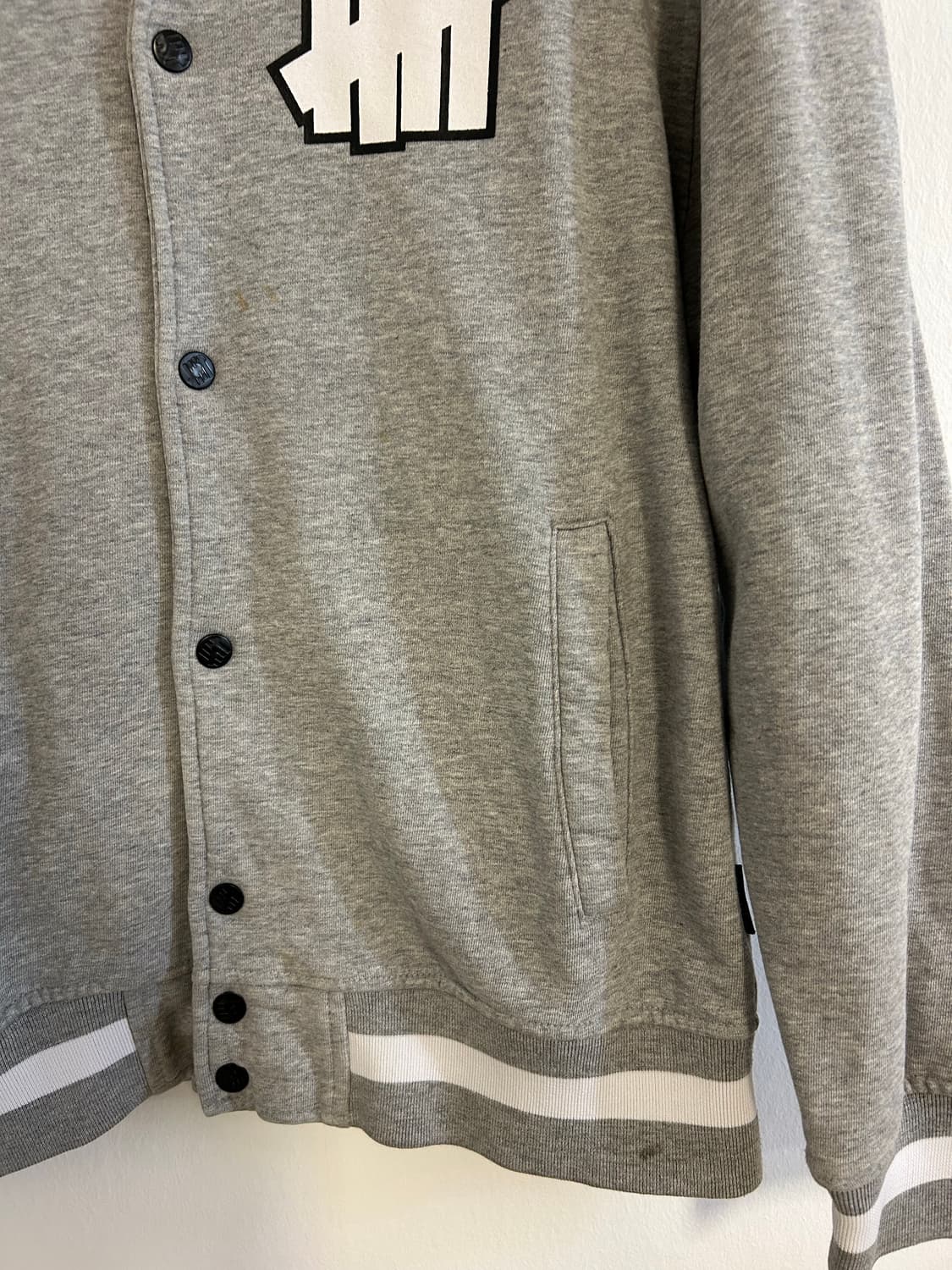 UNDEFEATED 로고 포인트 스냅 바시티 자켓 상품이미지2