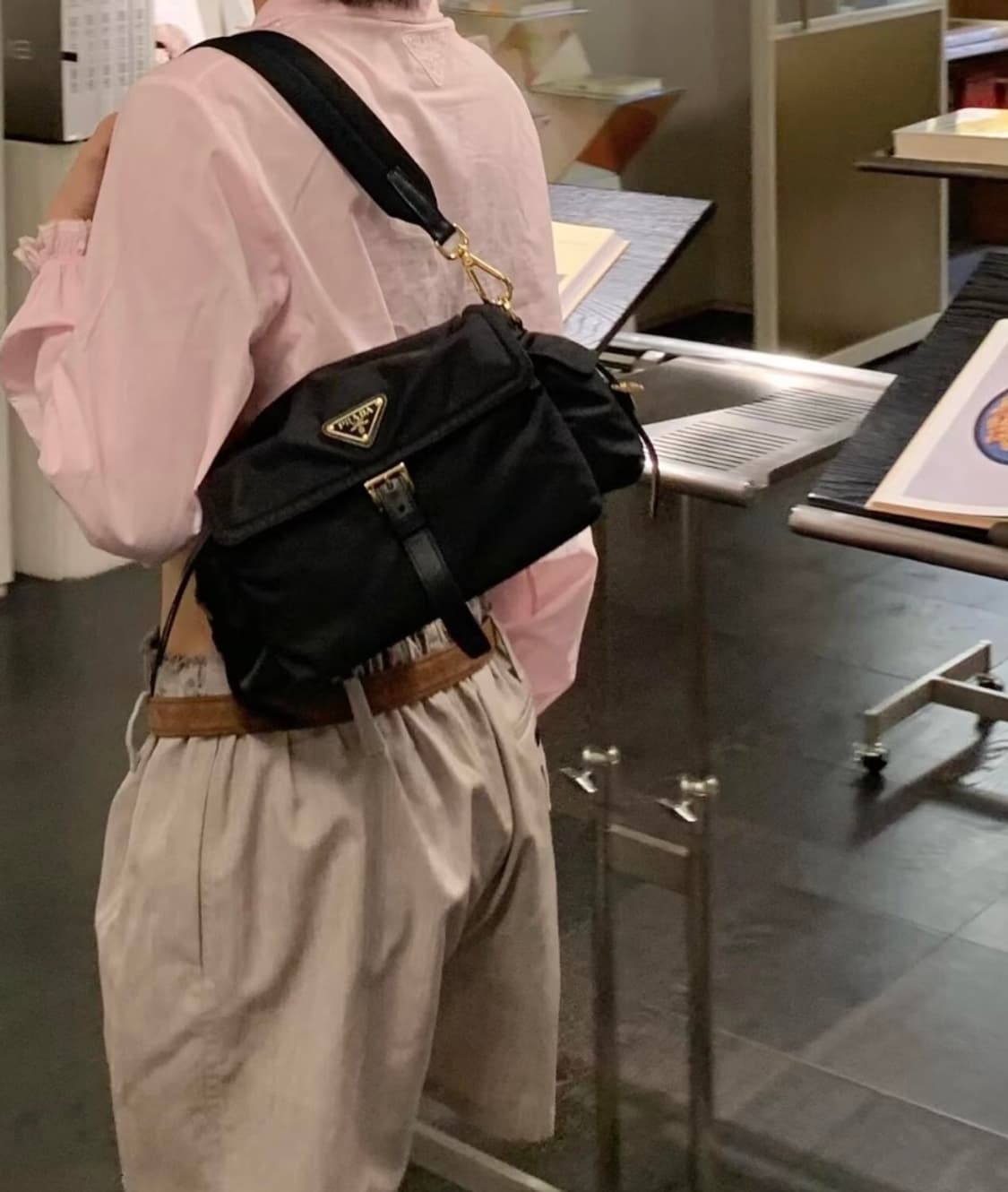 프라다 익스플로어백 미디움 상품이미지5