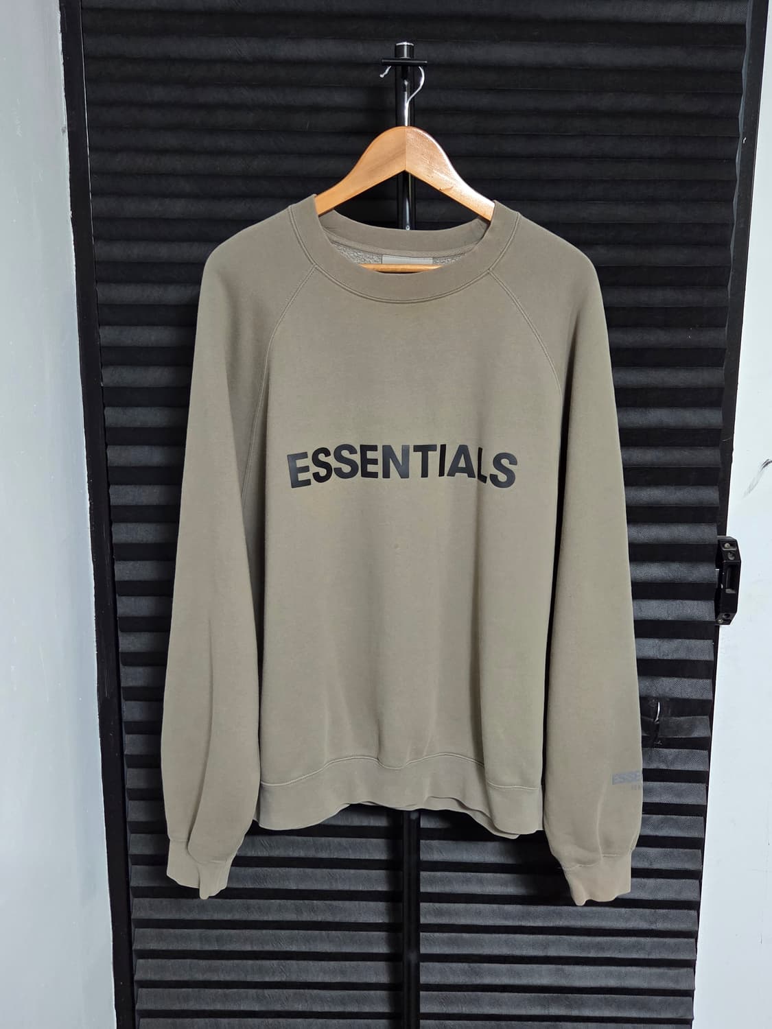 [피어오브갓 에센셜] 전면 로고 라글란 맨투맨 | 00207 상품이미지1