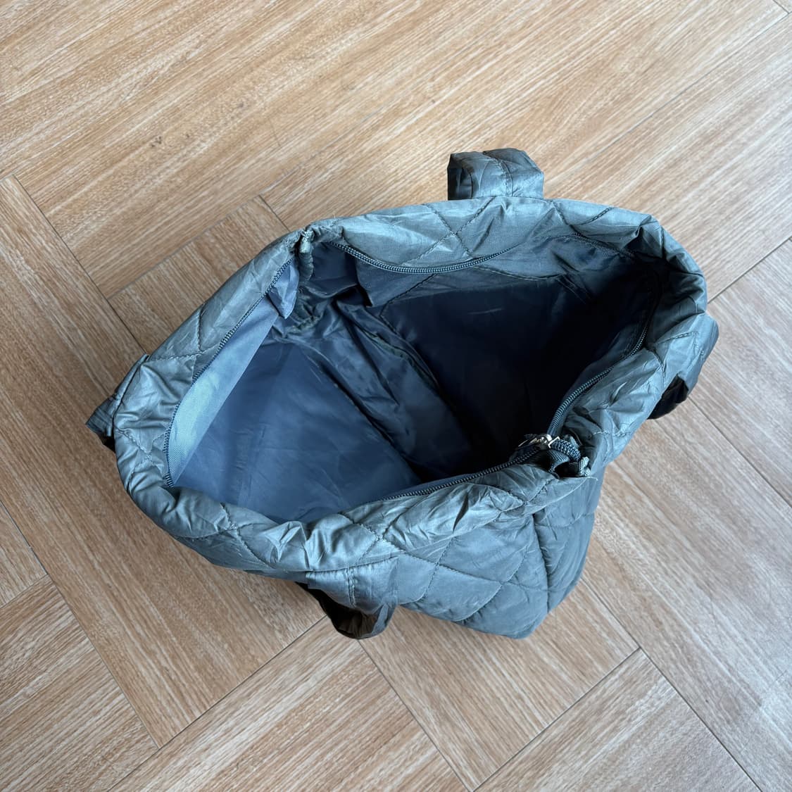 주카 카키그레이 퀼팅 패디드 토트백 상품이미지6