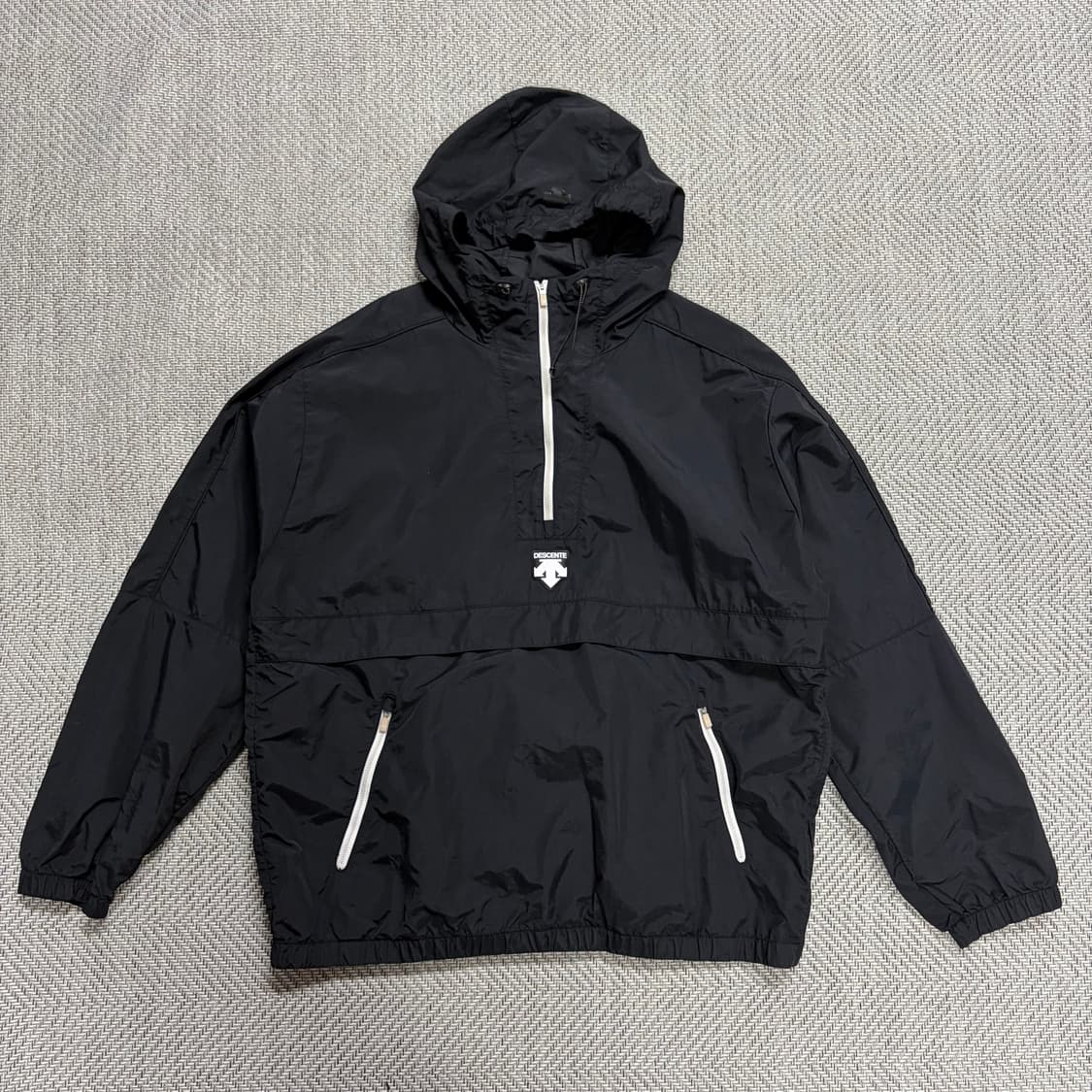 (110)데상트 블랙 아노락 바람막이  상품이미지1