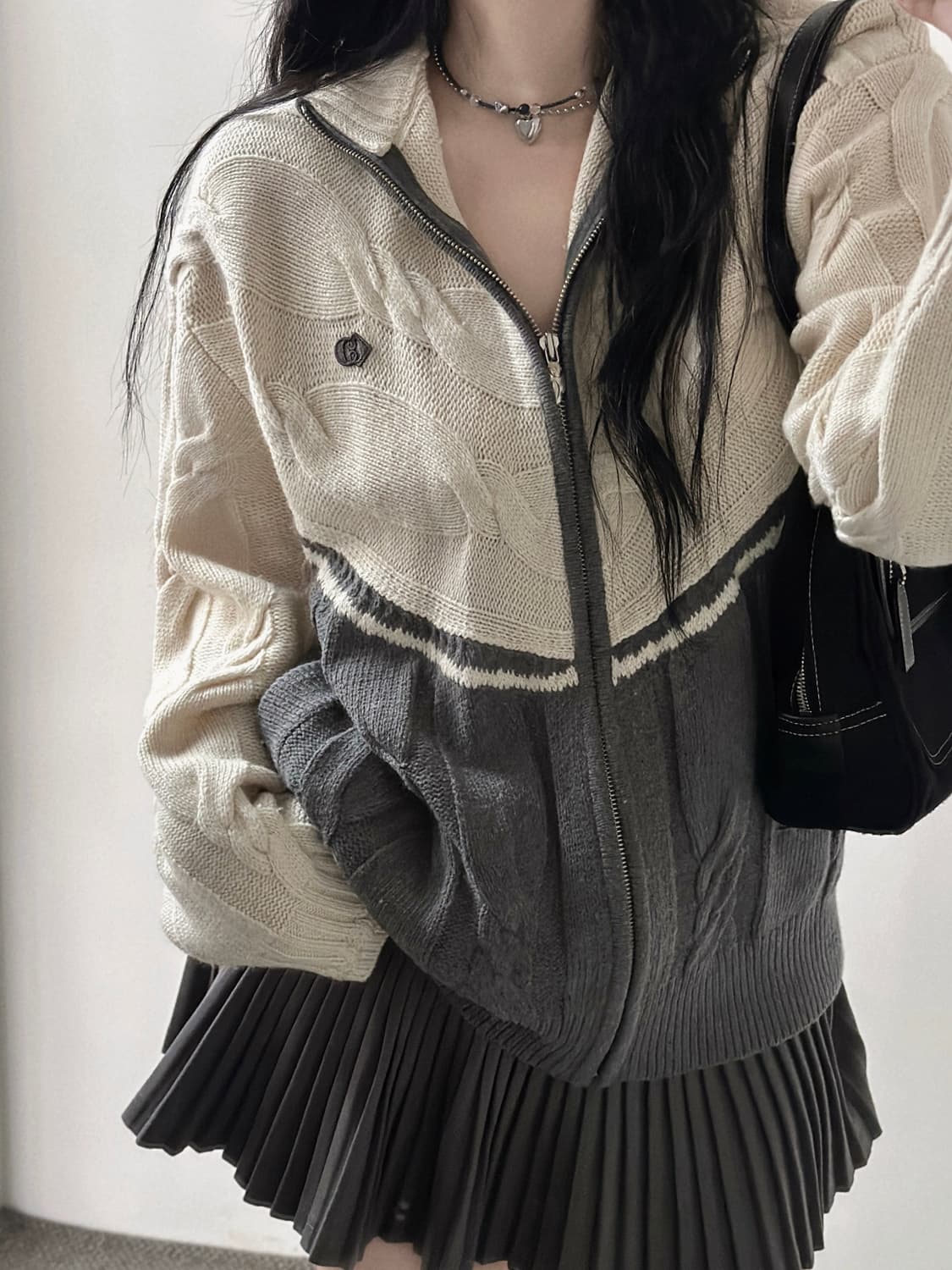 럭키 슈에뜨 25SS 아이보리 배색 케이블 니트집업  상품이미지2