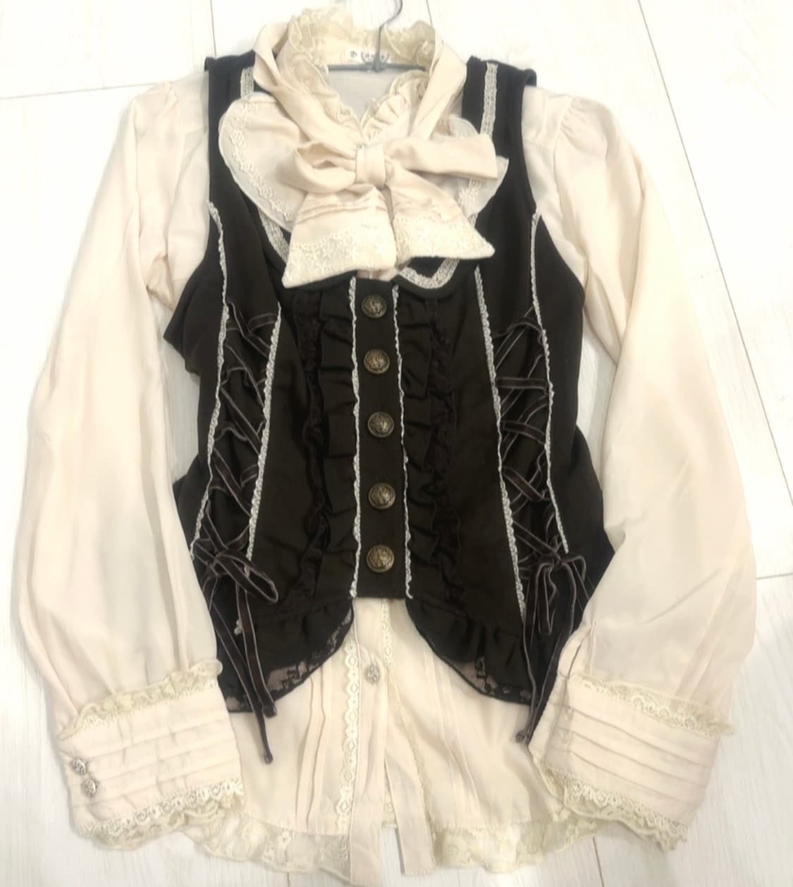 초코브라운 엑시즈팜 조끼+프릴 리본 블라우스 랴떼갸루 코디세트 상품이미지2