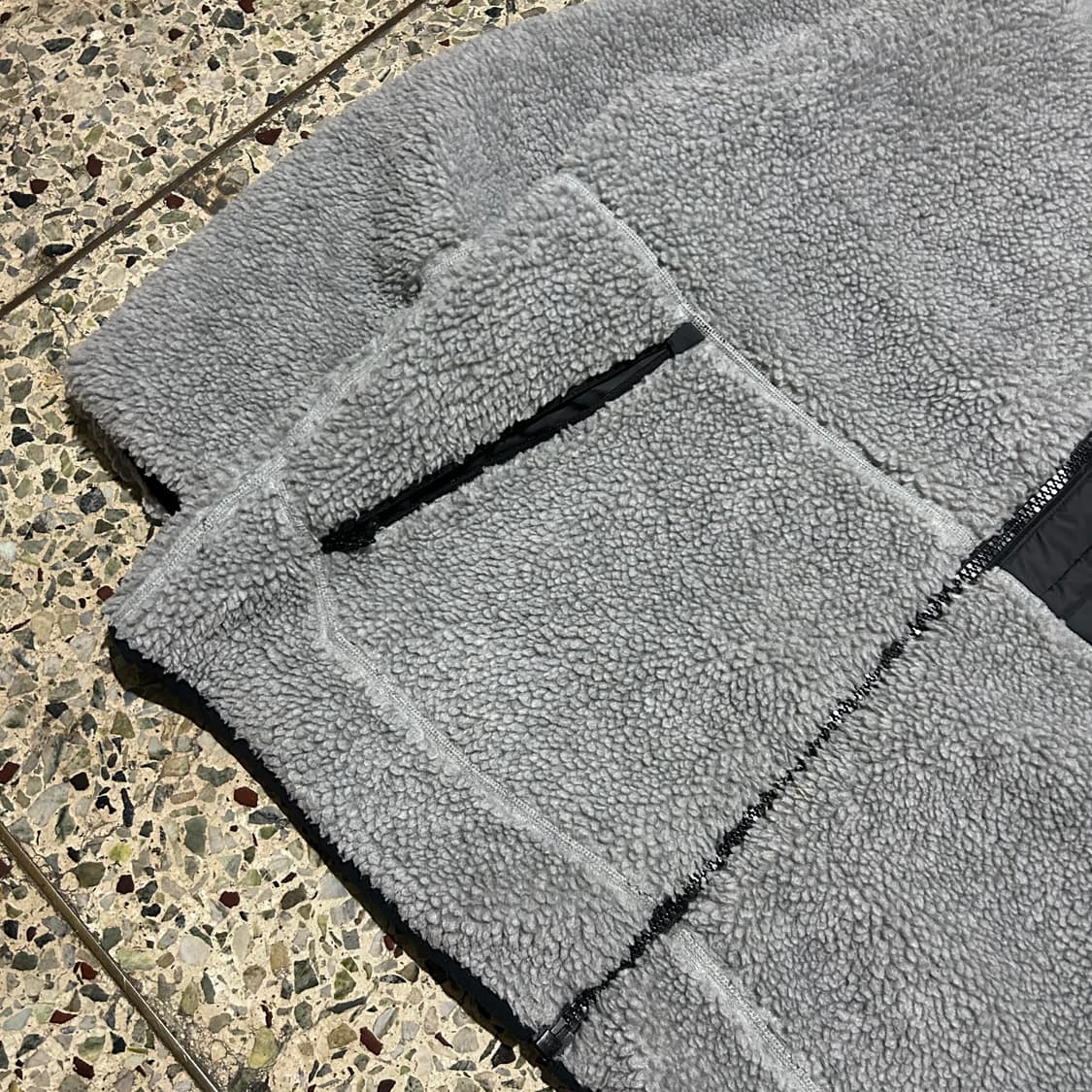 아디다스(ADIDAS)그레이 빅로고 리버시블 플리스 상품이미지3