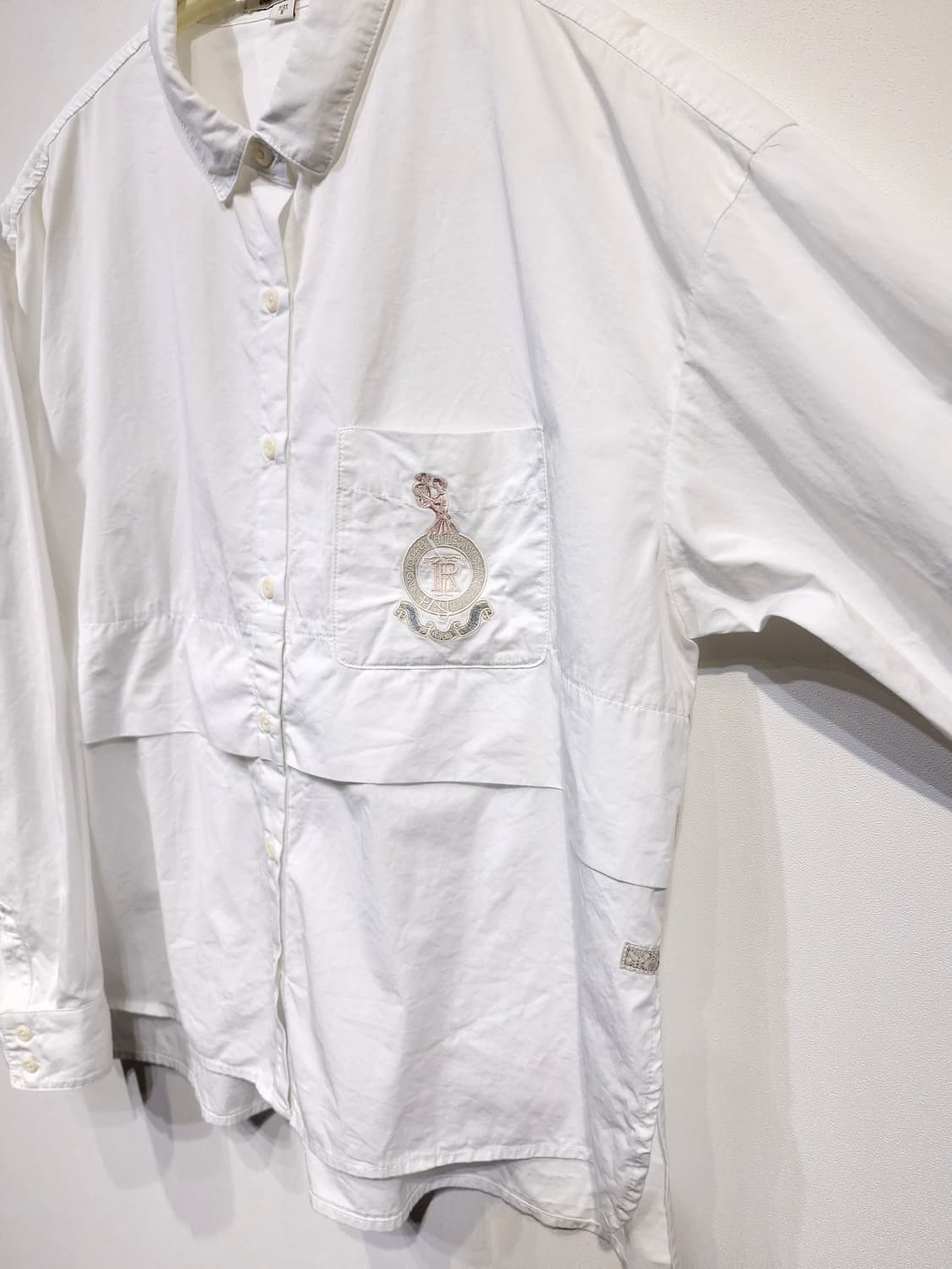 썰스데이아일랜드 전면 자수 포인트 화이트 셔츠 상품이미지4