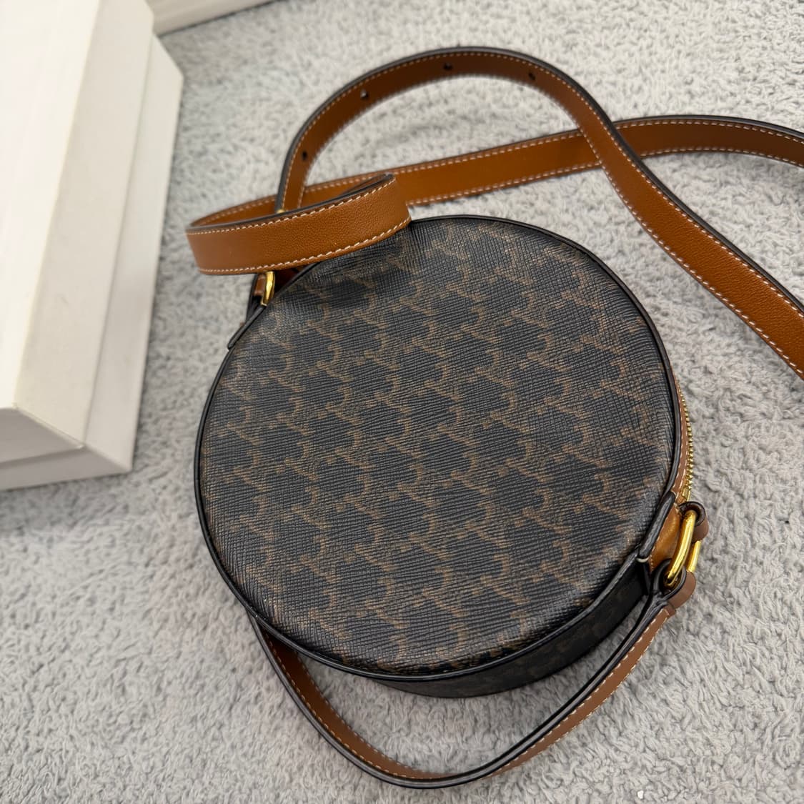 셀린느 트리옹프 스트랩 라운드 퍼스 크로스백 상품이미지5