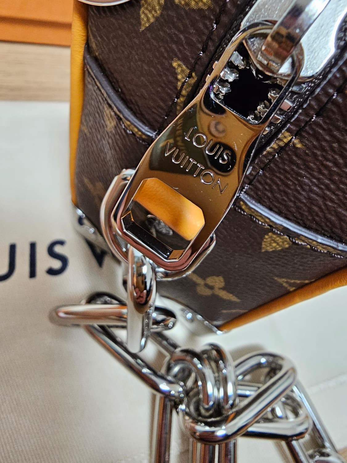 루이비통 퍼렐 컬러매니아 미니소프트 트렁크 크로스백 샤프란 상품이미지8