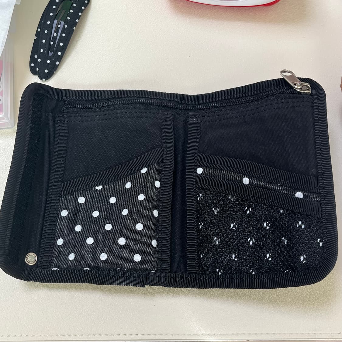 더뮤지엄비지터 도트 지갑 상품이미지3